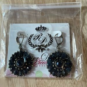 Vintage Never worn black and antique gold flower earrings